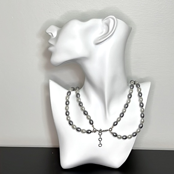 Handmade Mother of Pearl necklace. Grey and white color. - Picture 3 of 5